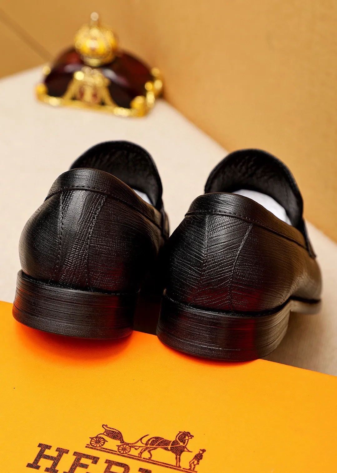 Men's shoes 💰480 💐 Product trademark: HERMES "Hermès" casual leather shoes Regular size: 39-44 (38.45.46🉑️Customized) Product materials: Selected imported first-layer calfskin embossed upper + classic hardware buckle, imported water-dyed cowhide lining. Strong three-dimensional visual effect, combined outsole Color: 1⃣️color optional